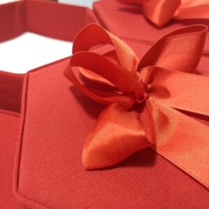 Caja hexagonal rojo liso