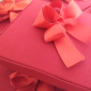 Caja cuadrada rojo liso