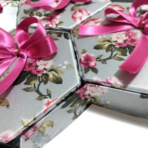 hexagonal celeste con florcitas fucsia