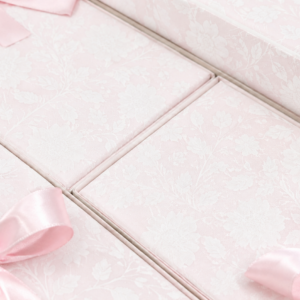 Rectangular flores blancas fondo rosa